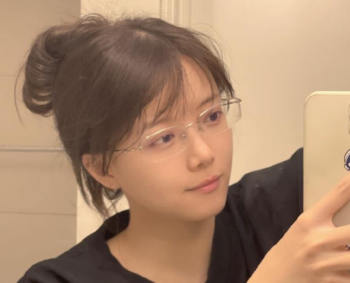 lpl主持骆歆主动公开素颜没了黑色开叉裙颜值一样顶