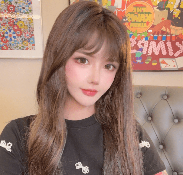 韩安冉素颜直播整容痕迹明显脸部肿胀额头突出鼻孔一大一小