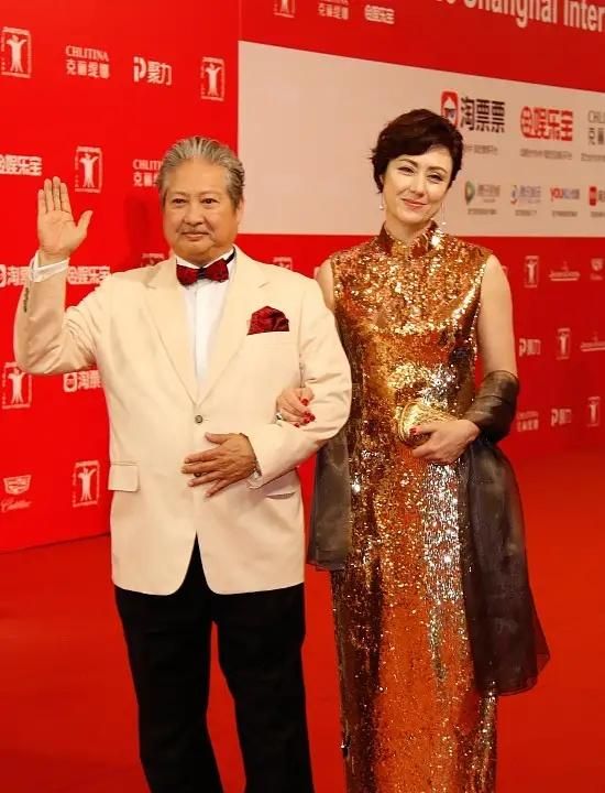 洪金宝眼光真毒,56岁老婆穿黄金裙好贵气,1米7站他身边还高一截