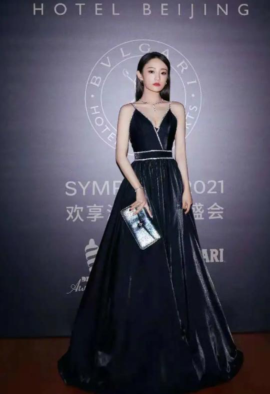 吴佳怡简约吊带长裙造型领边镶满碎钻秀身材美如电影中的人