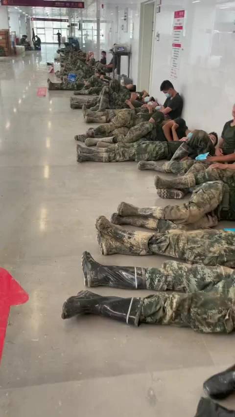 抗洪武警战士睡觉的样子,辛苦啦!