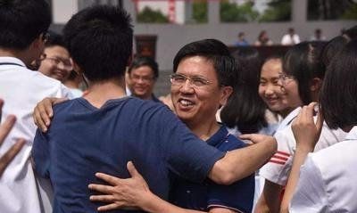 孩子考上本科大学,亲戚却劝其复读一年?看完校名后才懂休闲区蓝鸢梦想 - Www.slyday.coM