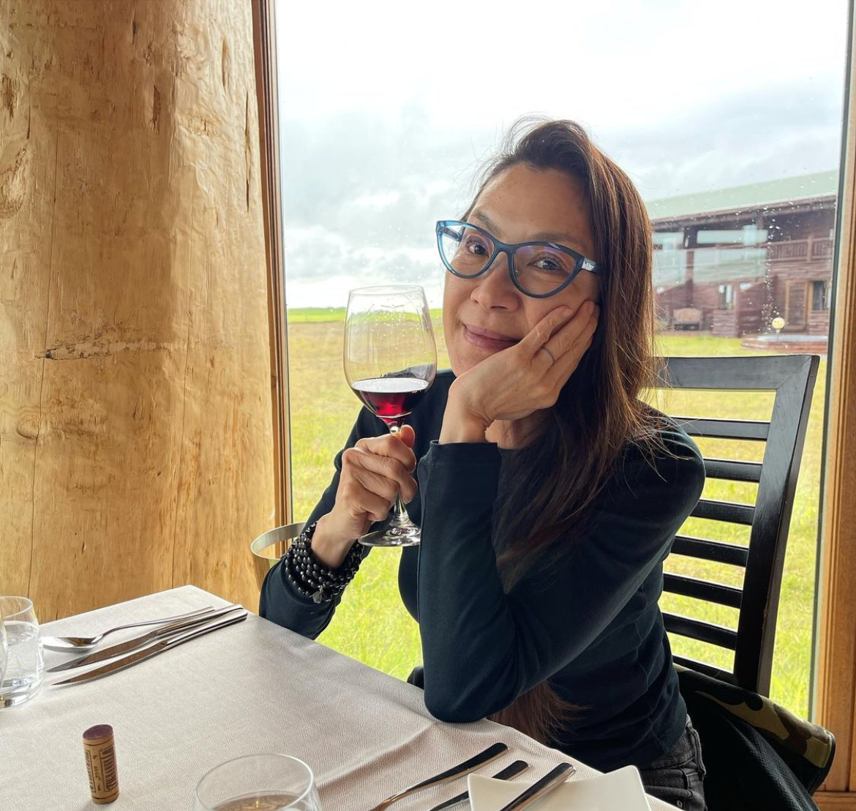 功夫女皇杨紫琼素颜照曝光小麦色皮肤眼袋明显包裹厚实显臃肿