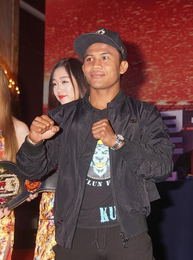 泰拳王播求被李成祥以100w买通赛场上却遭到挑衅一拳教他做人