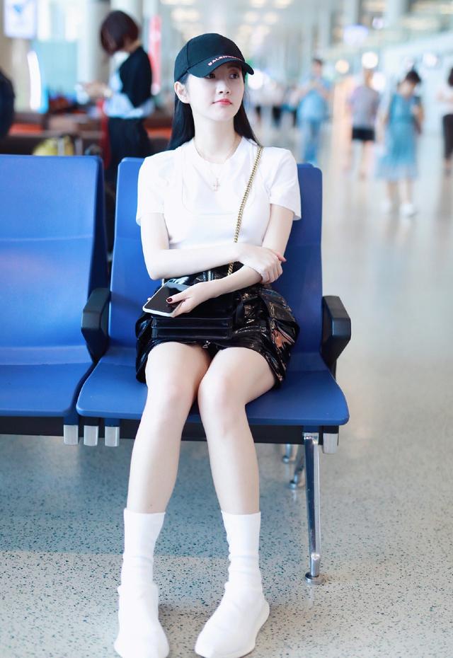 景甜富贵气质藏不住白t打扮看着简约低调杨树林包包却壕得很