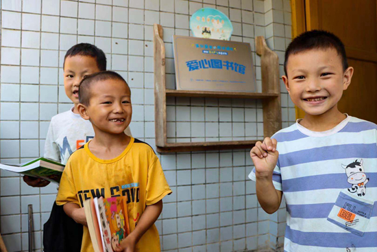 南京理工大学常青藤支教队二队将“雏鸟伴飞”关爱计划中募集的童书带到贵州省遵义市正安县流渡镇白石小学。图为孩子们在图书室外。南京理工大学供图