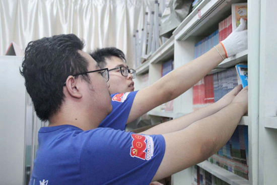 北京师范大学法育武乡普法支教队在设于山西省长治市武乡县五一小学的“雏鸟伴飞”爱心图书馆摆放书籍。北京师范大学供图