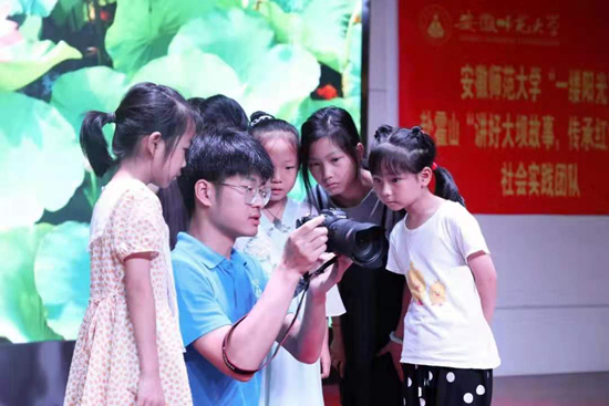 安徽师范大学新闻与传播学院学生赴安徽省霍山县进行传媒素养普及培训。安徽师范大学新闻与传播学院供图