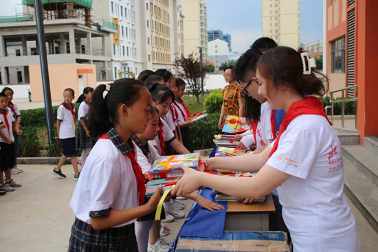北京师范大学武乡惟勤普法支教队成员在山西省长治市武乡县太行上电希望小学举办图书捐赠仪式。北京师范大学供图