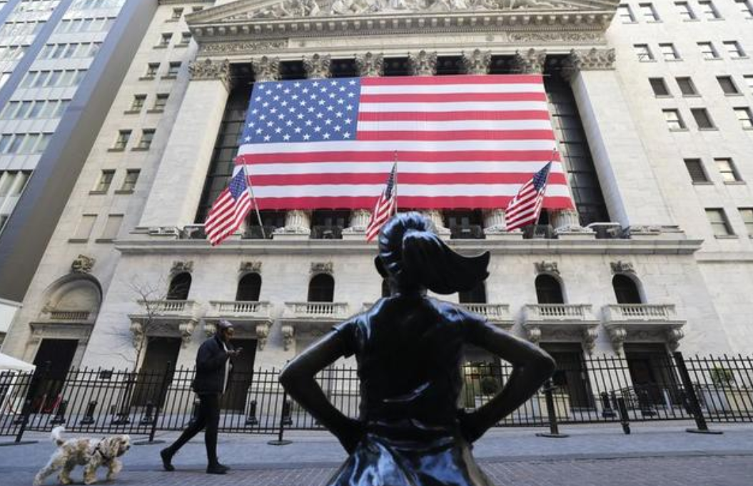 美国纽约证券交易所前的“无畏女孩”塑像。图片来源：新华社