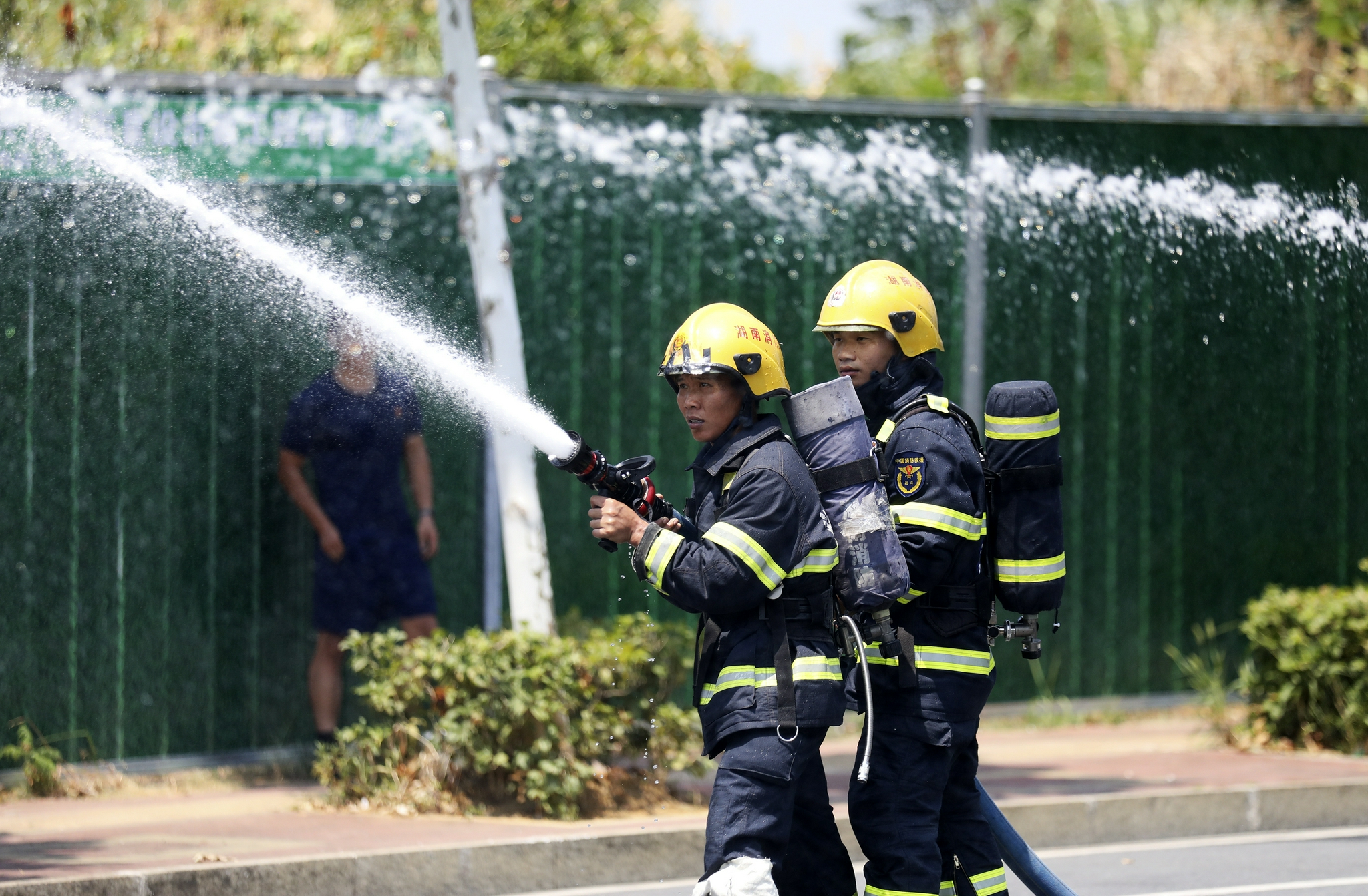 湖南资兴:消防伏天大练兵