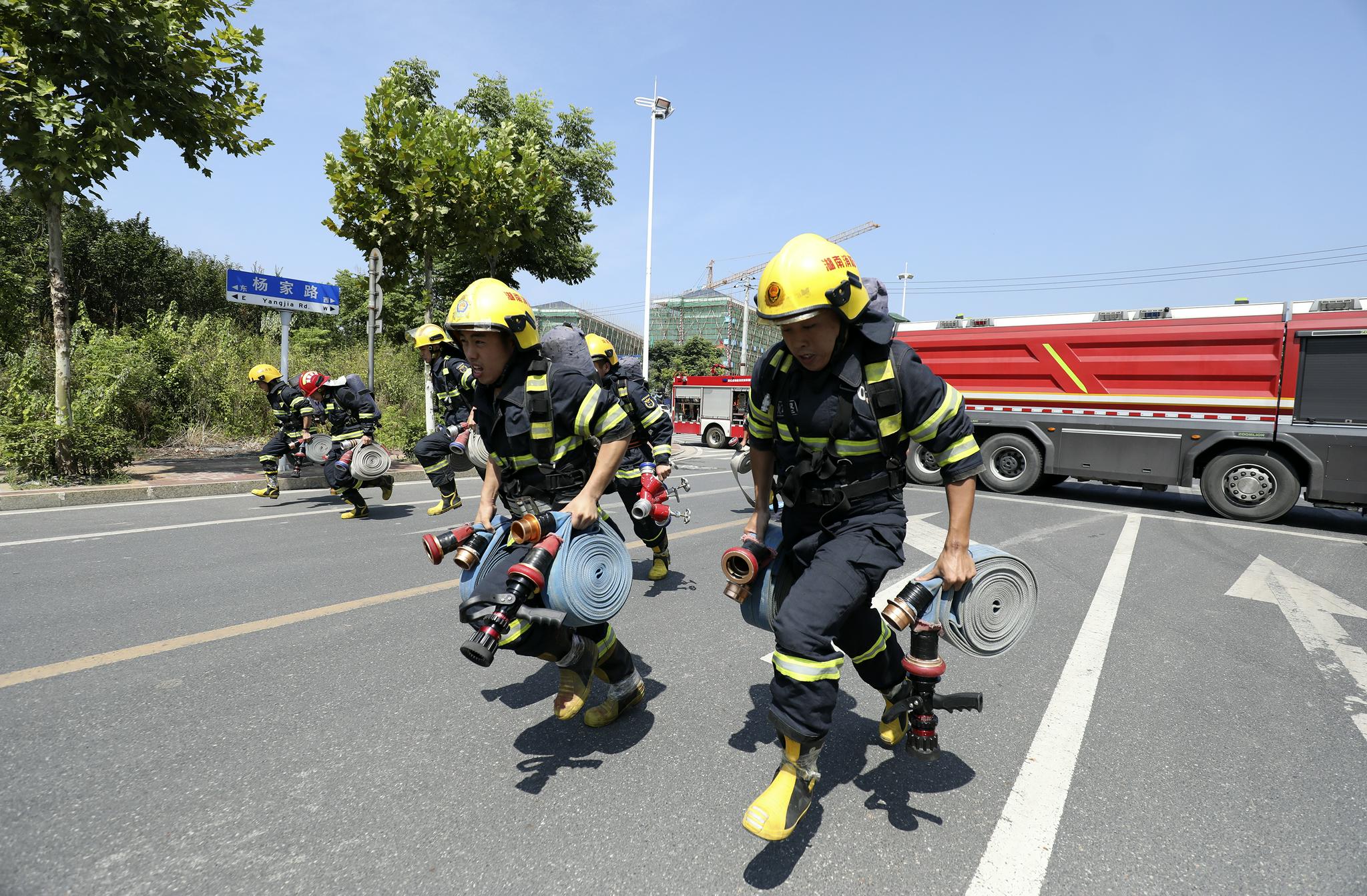 湖南资兴:消防伏天大练兵
