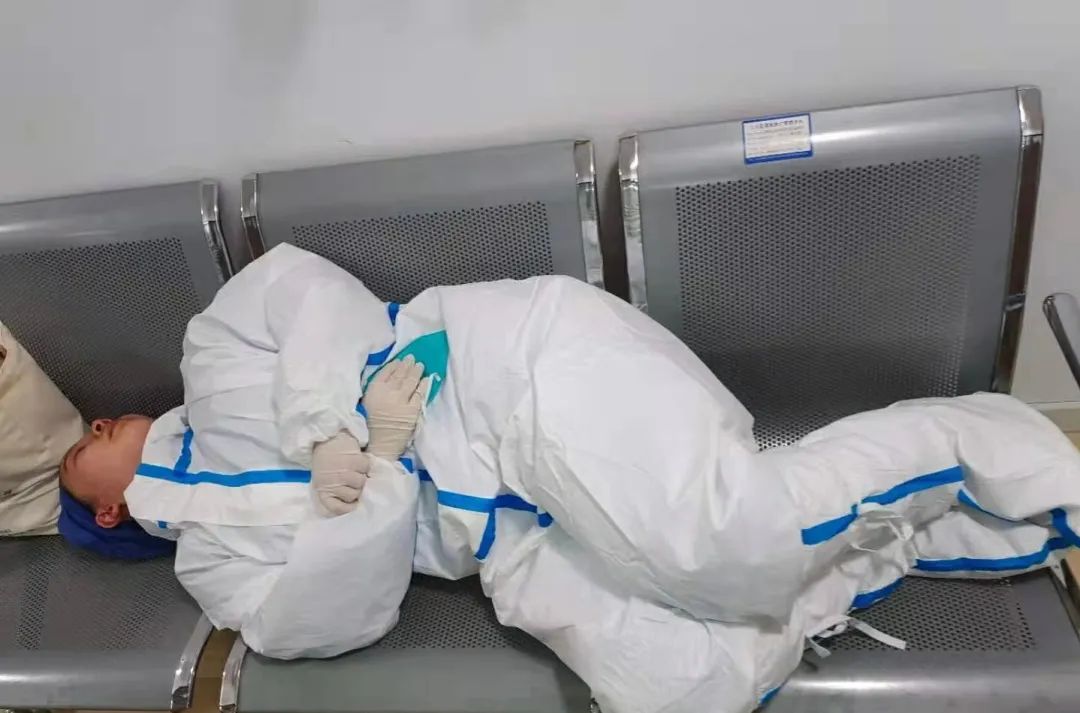 郑州疫情防控,有医护人员工作超30个小时