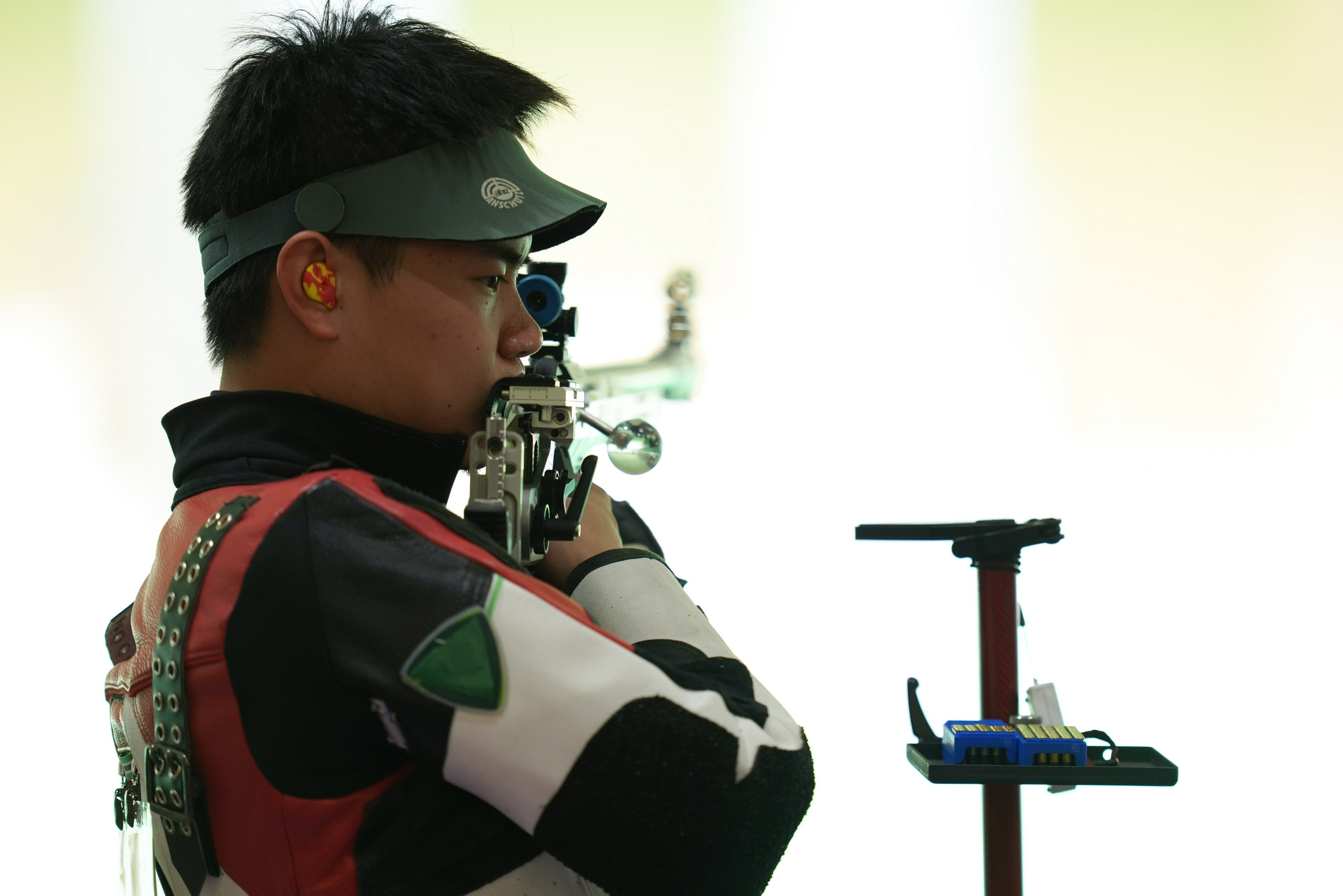 当日,在东京奥运会射击男子50米步枪三姿资格赛中,中国选手赵中豪无