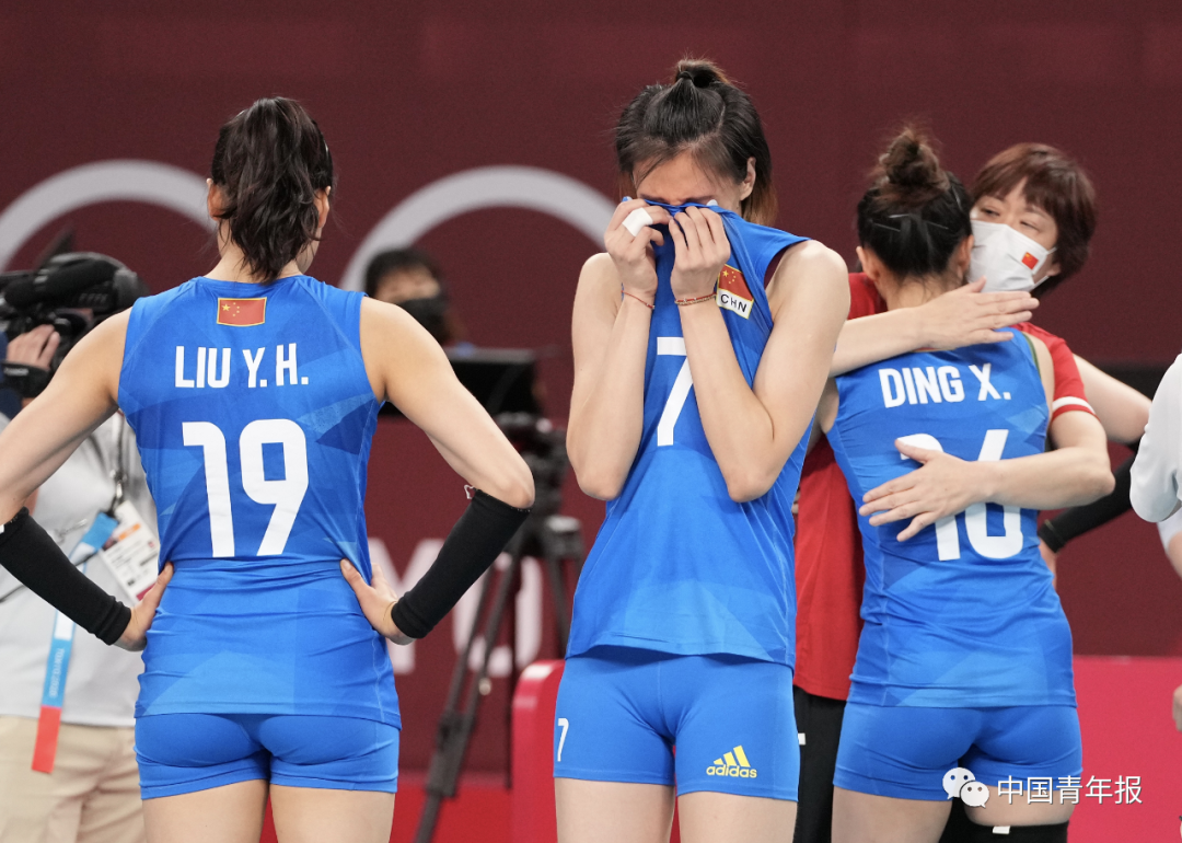 快讯中国女排泪流满面现场中国摄影记者们哭着拍照