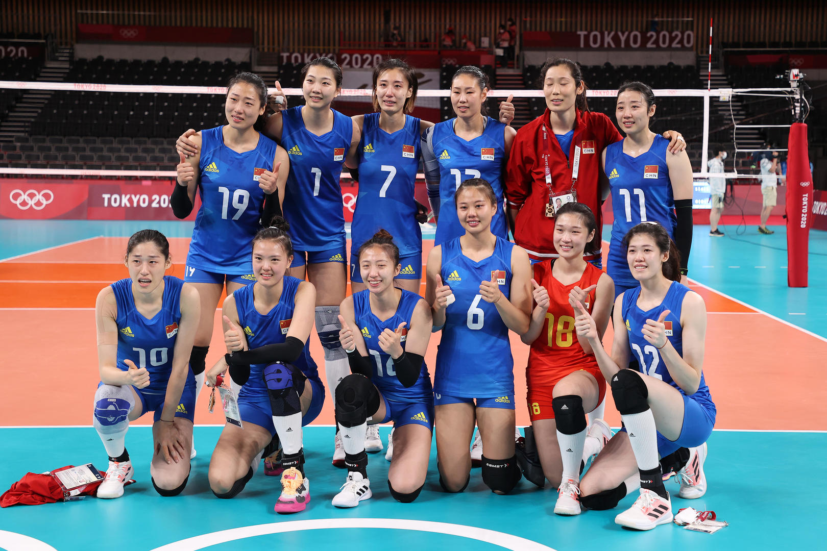 中国女排3比0战胜阿根廷队,女排姑娘们赛后合影.