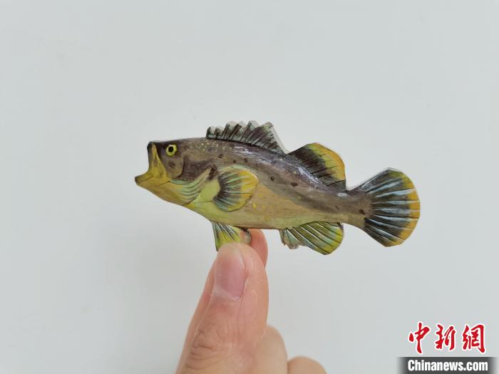 "90后"用木头雕画出"活鱼"