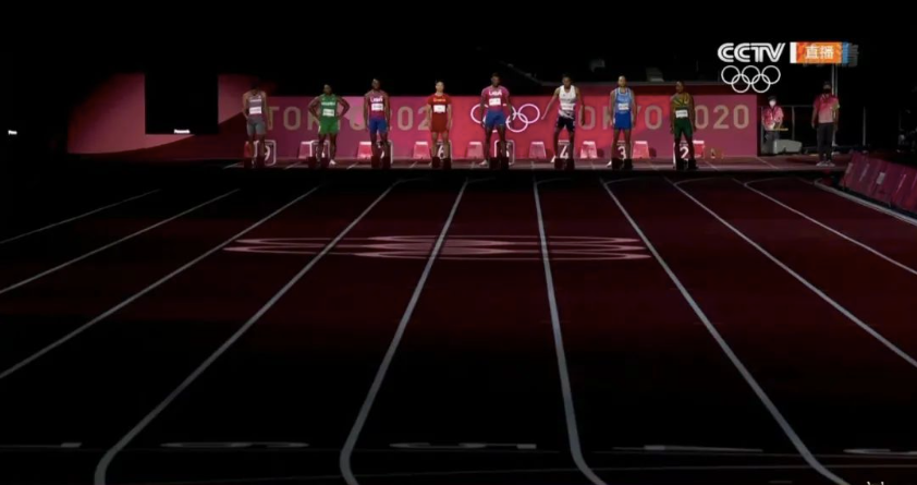 东京奥运会田径男子100米决赛现场（图源：央视新闻）
