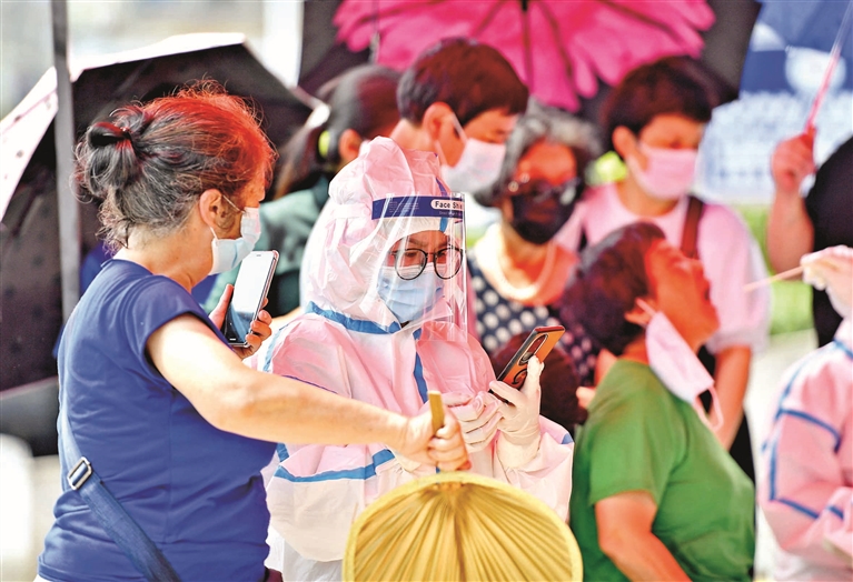 7月31日,在長沙市天心區赤嶺路街道南大橋社區核酸檢測點,居民用