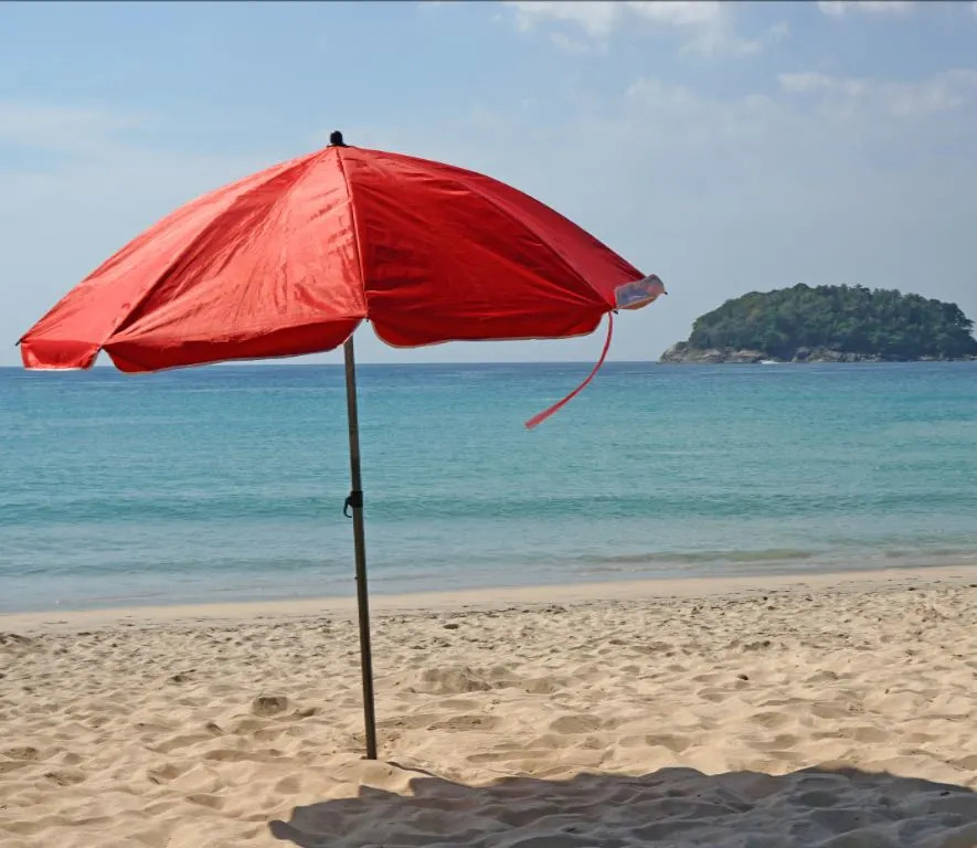 海滩上孤独的阳伞,期待着游客到来