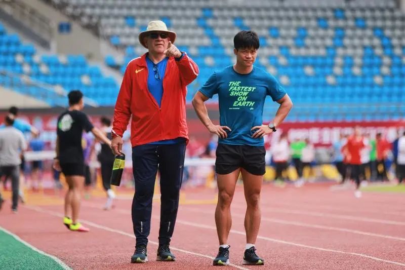 兰迪教练对苏炳添帮助巨大最终,苏炳添挺了过来.