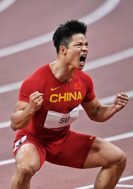 苏炳添庆祝晋级决赛刘翔赛前鼓励赛后,中国跨栏传奇人物刘翔发了一个