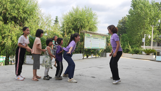 南京理工大学常青藤支教队三队成员在贵州省遵义市正安县流渡镇村台小学带孩子们做游戏。南京理工大学供图