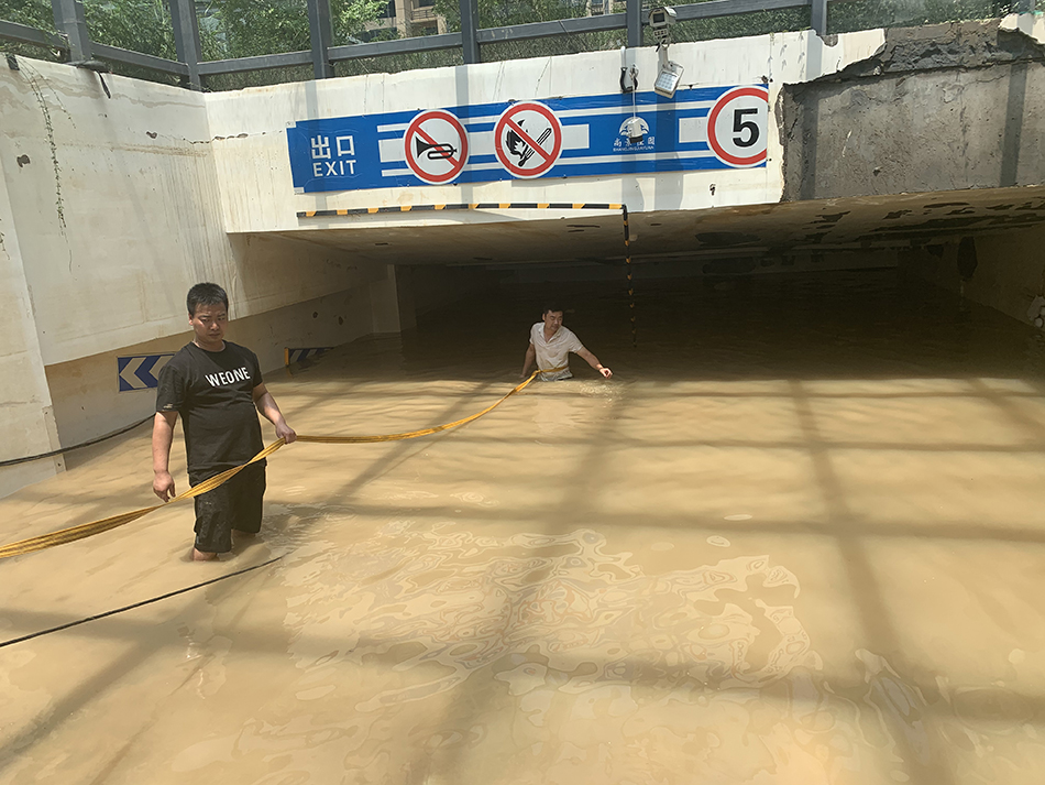 7月25日，小区地下车库南门，孙阳阳家属及朋友向车库内人员递送水泵。