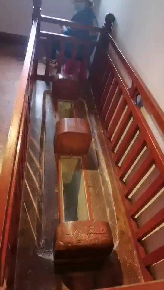 布达拉宫网红厕所,建于300多年前,蹲坑深60余米