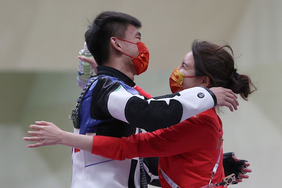 张常鸿与教练杜丽拥抱.