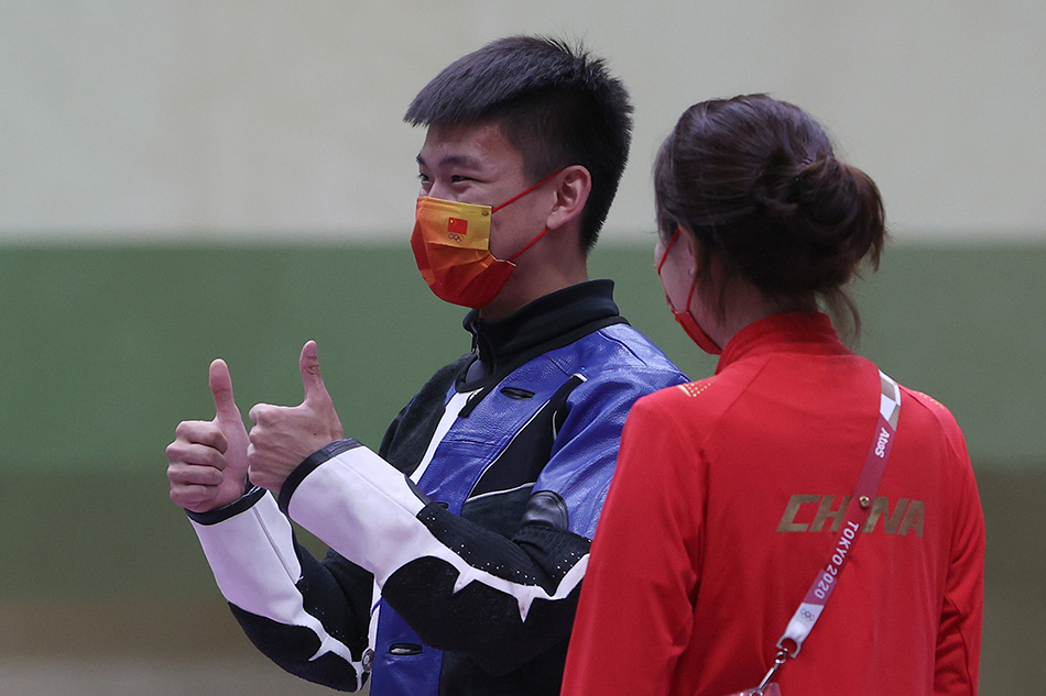 张常鸿与教练杜丽庆祝胜利.