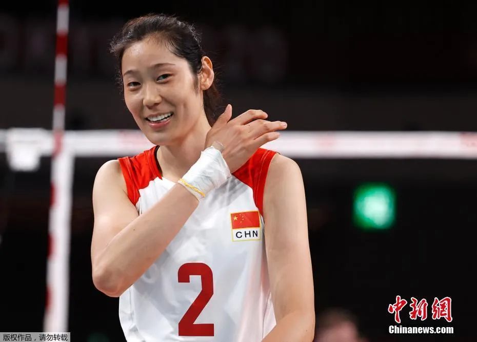 资料图：7月29日，东京奥运会女子排球小组赛继续进行，中国队2：3负于俄罗斯奥运选手队。图为女排队员朱婷的手腕紧紧地缠着绷带。
