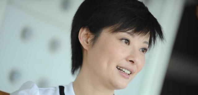 27岁一剧成名46岁嫁圈外人终获幸福如今身材发福气质依旧