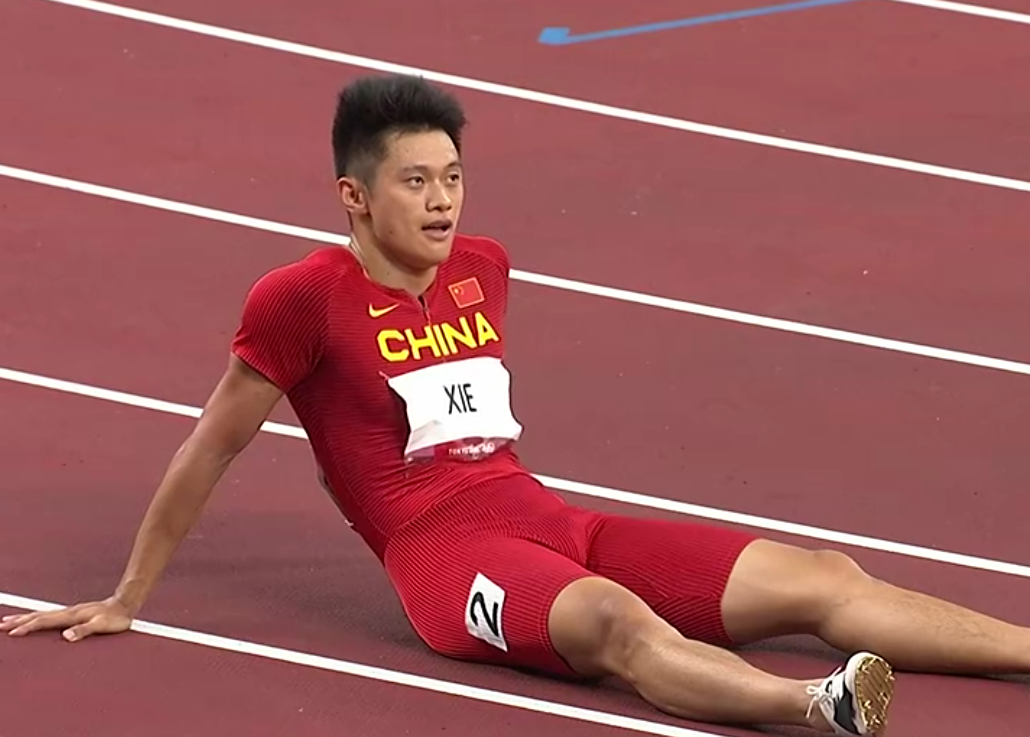 累瘫了谢震业无缘200米决赛坐在地上喘大气最后50米乏力