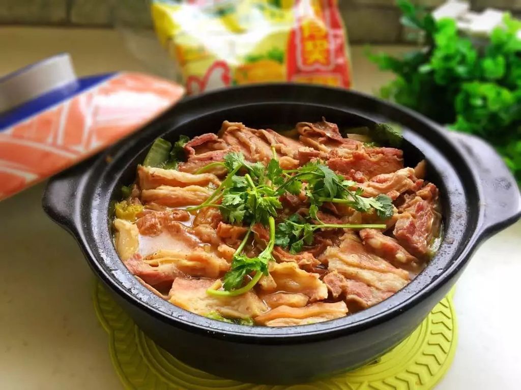 搭配完美的砂锅冬笋焖羊肉鲜香味美吃上就停不下来