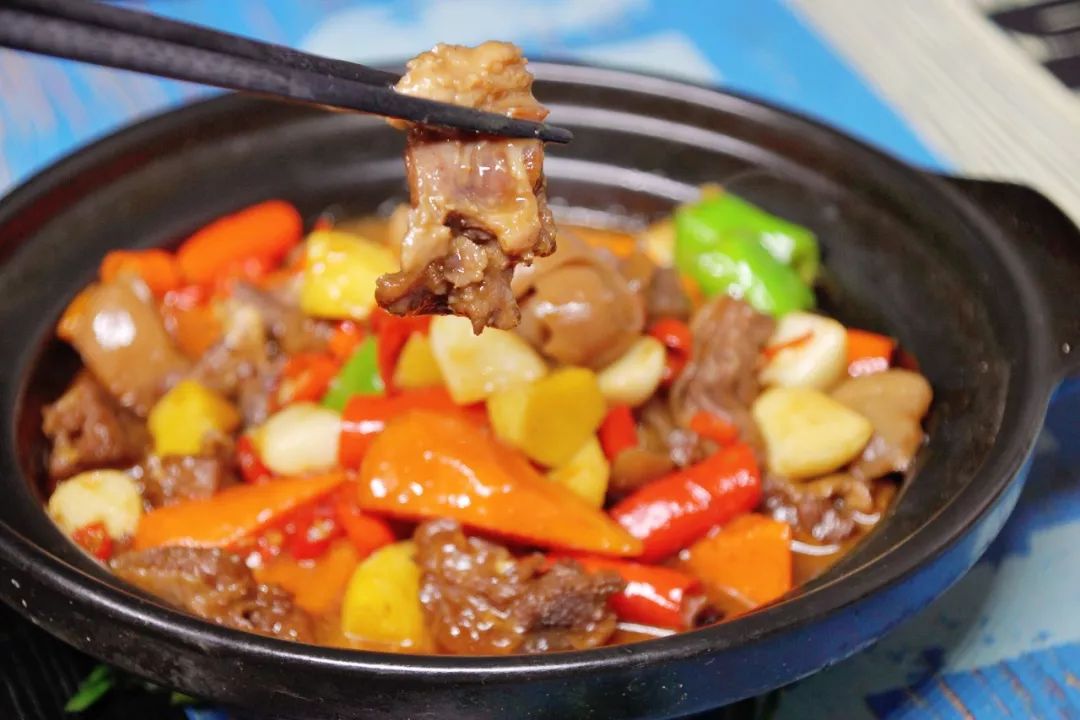 搭配完美的砂锅冬笋焖羊肉鲜香味美吃上就停不下来