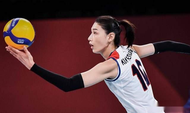 决胜局关键分金软景先后两次拦死日本女排荒木绘里香的背飞和多米尼加