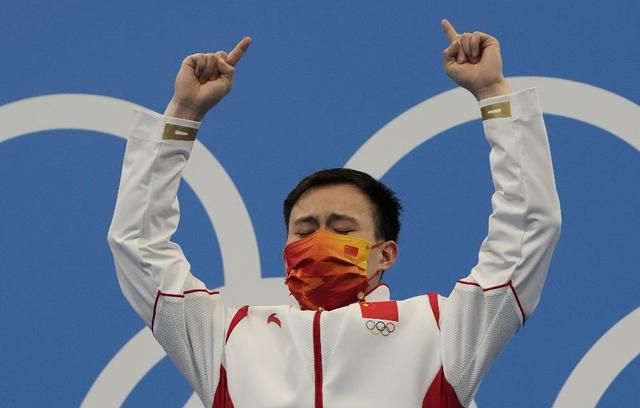 男子3米板夺金,冠军谢思埸成爱哭鬼,师姐郭晶晶拍照,留黑历史