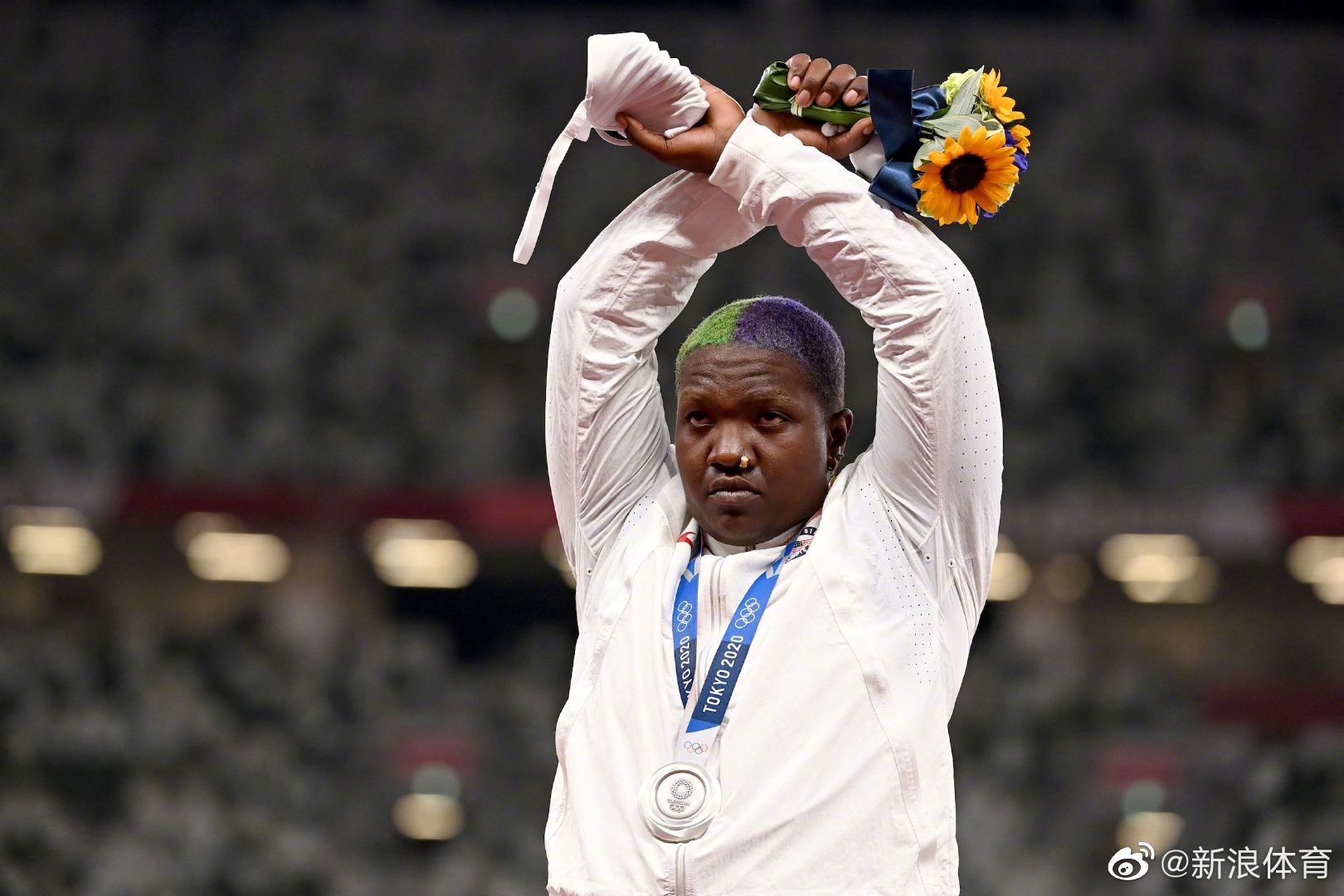 美国选手奥运颁奖环节摆出抗议姿势|美国|奥运会|奥运_新浪新闻