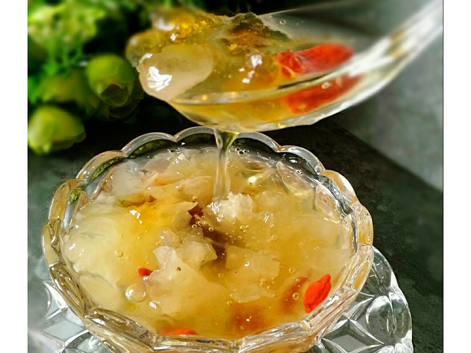 超级适合女孩子的桃胶银耳汤补身养人美容佳品