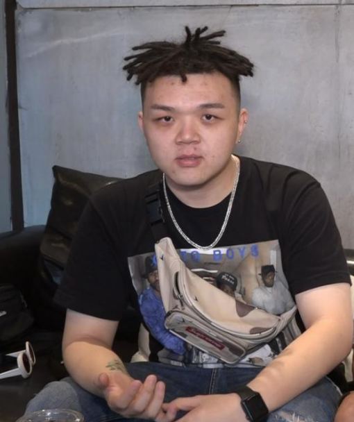 他的新专辑《泥巴小子》被网友指出和韩国歌手zico的专辑包装很像