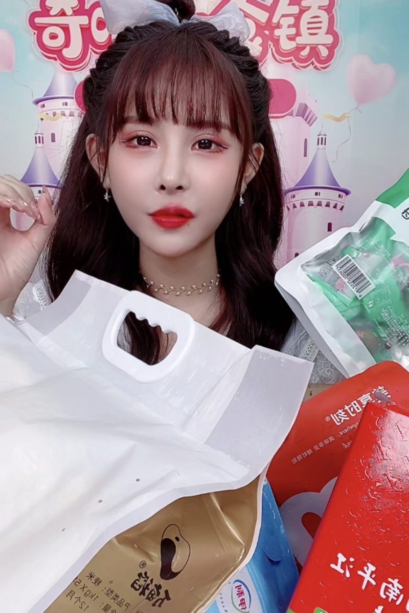 快手迎来夺金特卖季主播猫妹妹携师傅辛巴满足您的味蕾