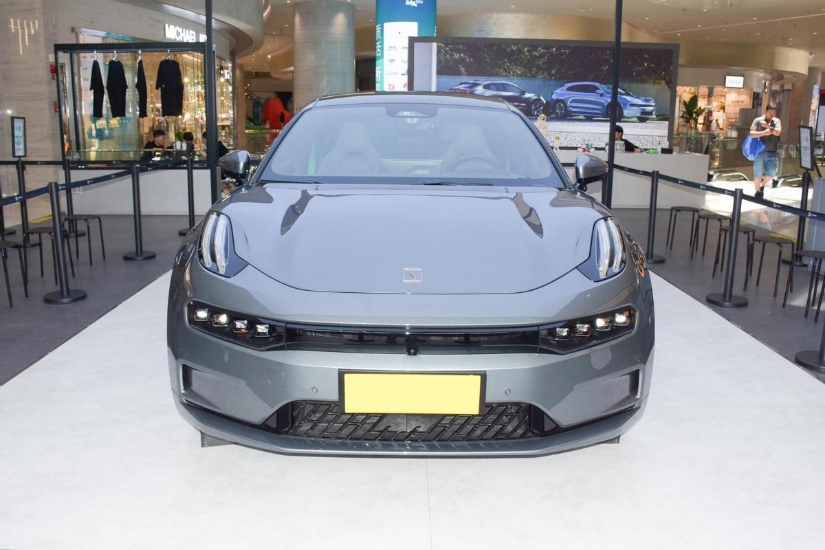 我认为极氪001就很有爆款的"潜质",车头用的是咱们比较熟悉的"领克脸"