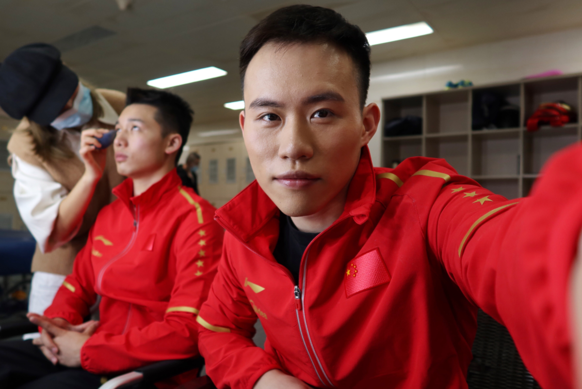 非常罕见,可以说,谢思埸毫无争议,堪称梦幻地拿到了梦寐以求的个人