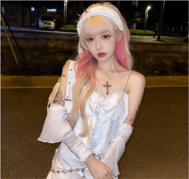 凭借着这种充满个人特色的造型,机智张在网红圈脱颖