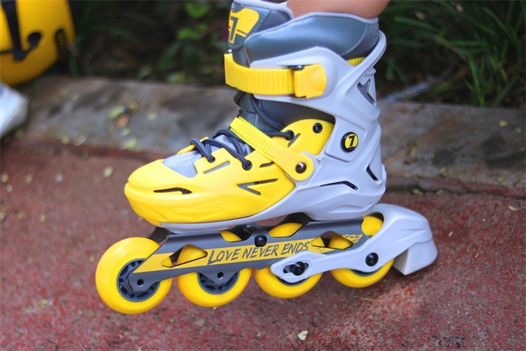 休闲,平花双玩法,柒小佰儿童轮滑鞋给你一种高颜值的遛娃新方式