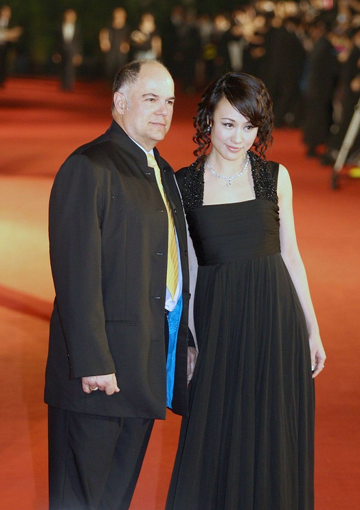 邬君梅活成60后的骄傲,穿吊带裙优雅娇俏,与美籍老公同框似父女