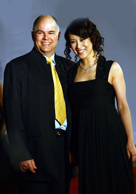 邬君梅活成60后的骄傲,穿吊带裙优雅娇俏,与美籍老公同框似父女