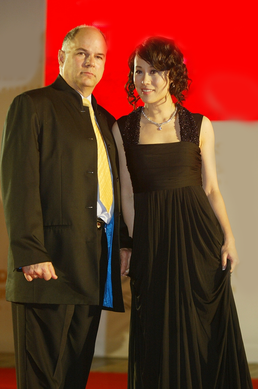 邬君梅活成60后的骄傲,穿吊带裙优雅娇俏,与美籍老公同框似父女