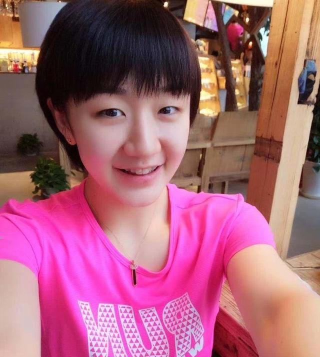 陈梦生活照好清新赛场上勇夺金牌日常穿白t还挺平易近人